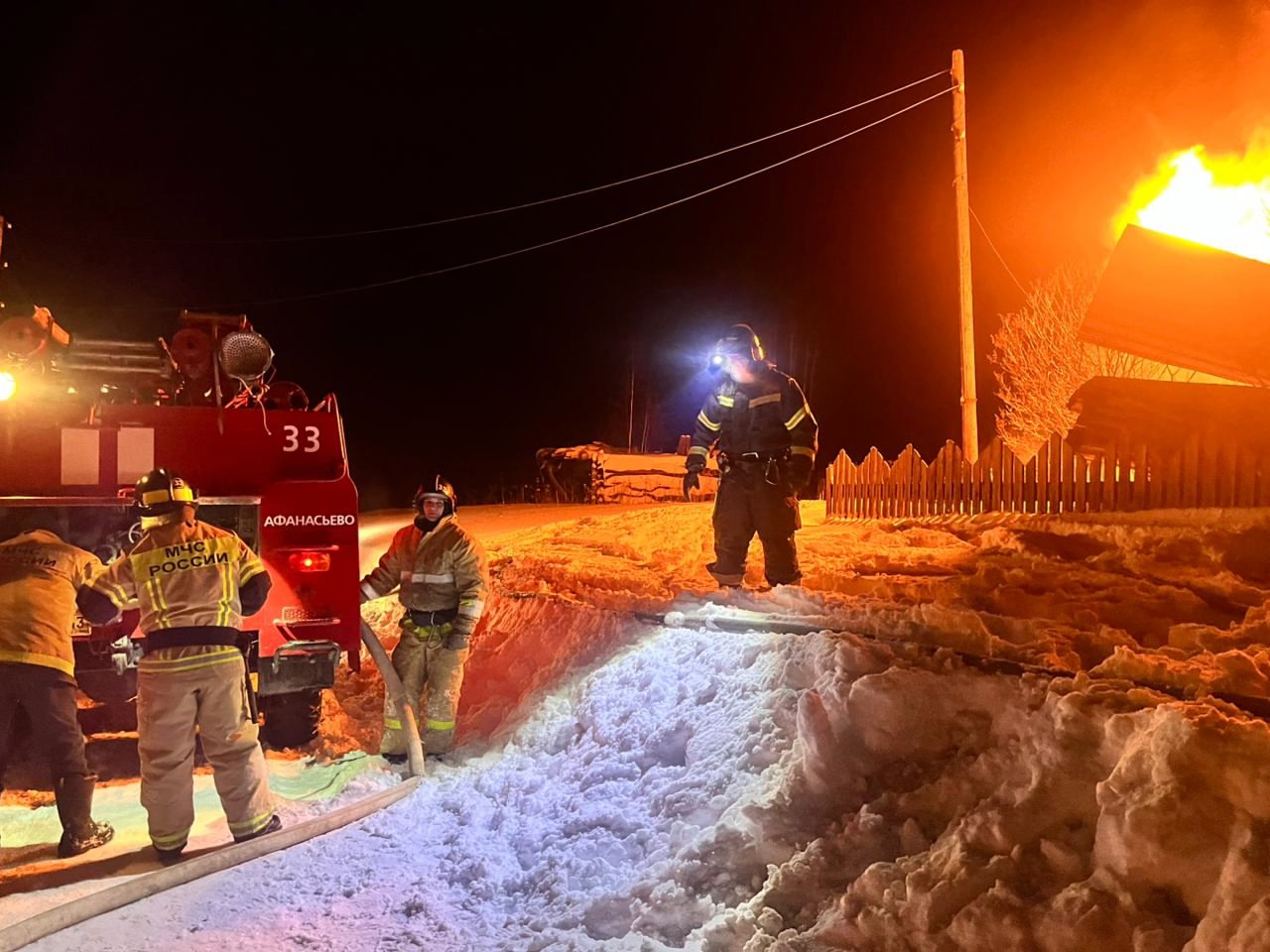 Ночной пожар. Огнем уничтожен жилой дом.