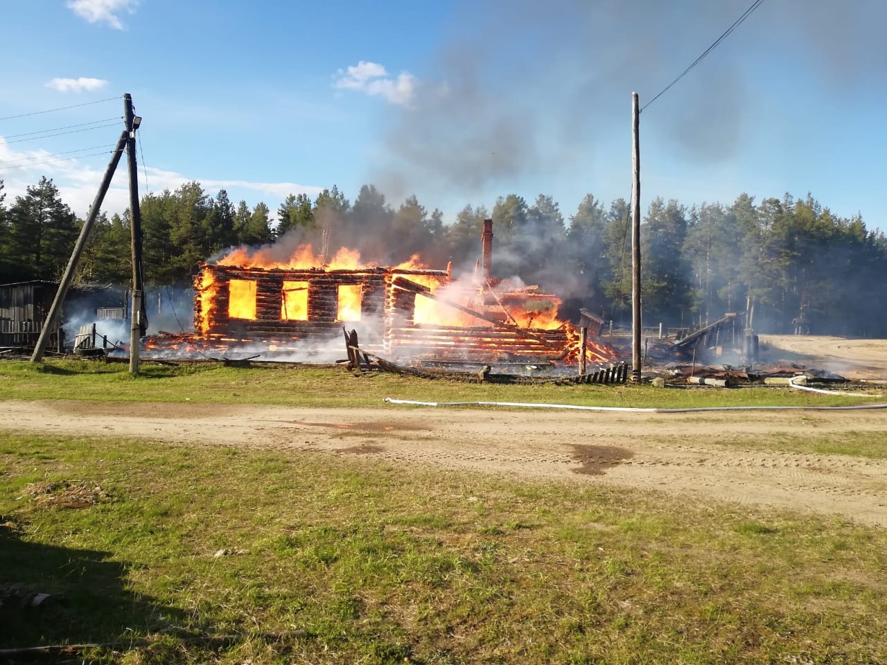 Пожар в поселке Афонята – сгорел двухквартирный дом