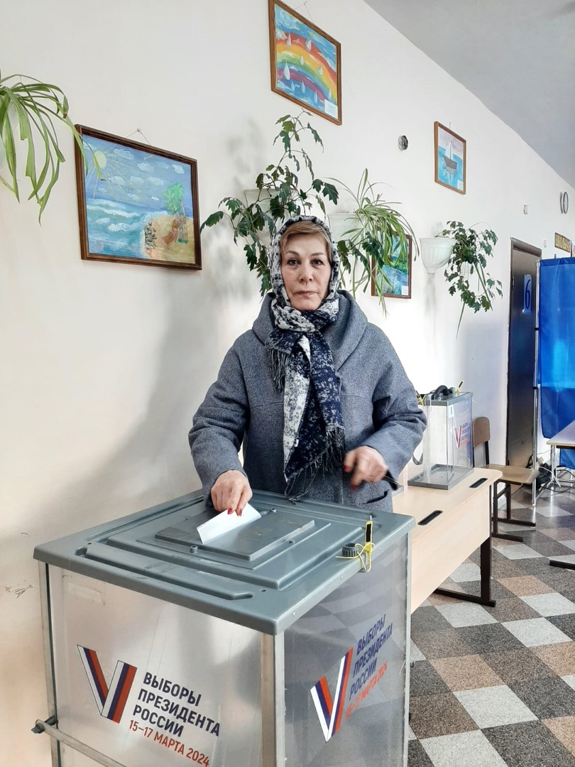 Председатель Думы Афанасьевского муниципального округа Валентина Харина проголосовала на своем избирательном участке в первый день голосования.