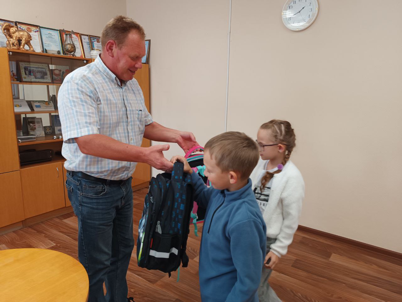 Депутаты округа присоединились к акции «Собери ребёнка в школу».