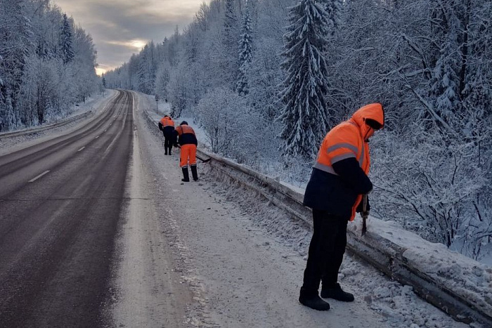 В Кировской области дорожные службы продолжают устранять последствия обильных снегопадов. В Кировской области дорожные службы продолжают устранять последствия обильных снегопадов.