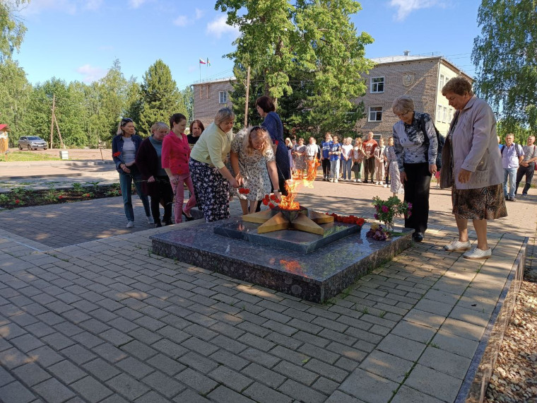 Должны мы свято в памяти хранить…. Должны мы свято в памяти хранить….