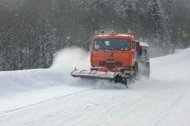 Дорожные службы продолжают бороться со снегопадом.