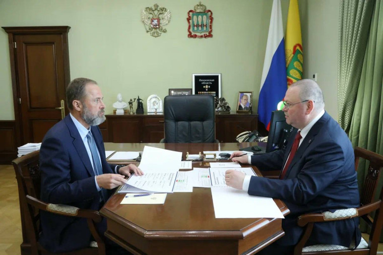 Игорь Комаров и губернатор Пензенской области Олег Мельниченко провели двустороннюю встречу. Игорь Комаров и губернатор Пензенской области Олег Мельниченко провели двустороннюю встречу.
