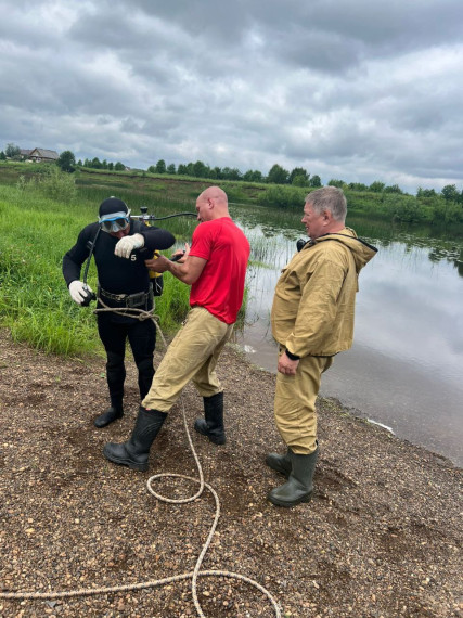 Водолазы проверили дно реки на пляже. Водолазы проверили дно реки на пляже.