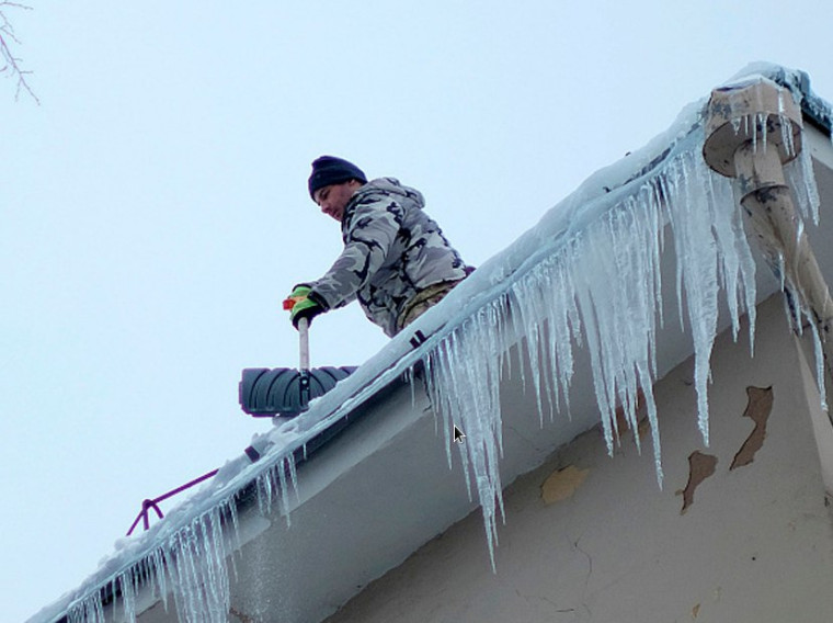 Александр Соколов поручил взять на жёсткий контроль расчистку крыш от снега.