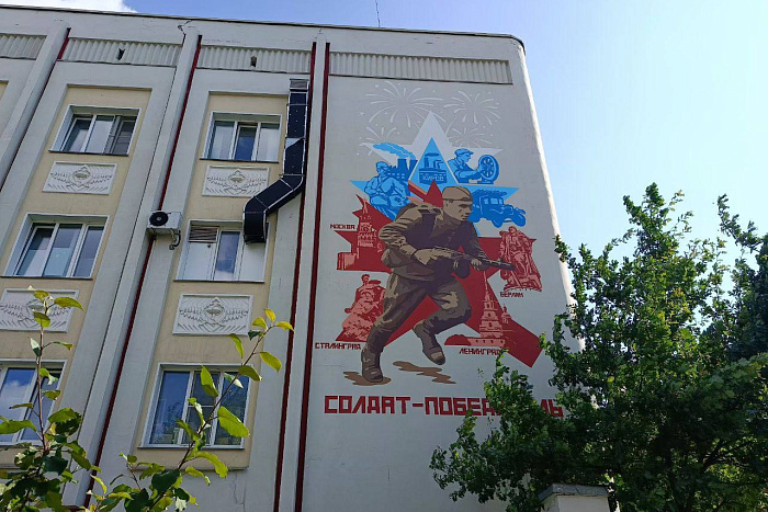 В Кирове на здании госпиталя появился мурал «Солдат-победитель».