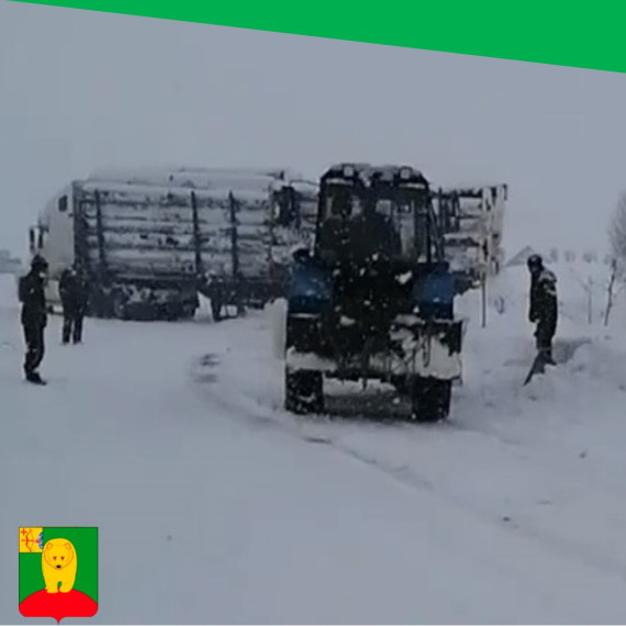 Лесовоз перекрыл дорогу. Лесовоз перекрыл дорогу.