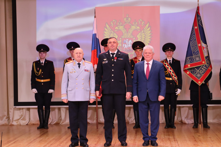 ПФО отмечает День сотрудника органов внутренних дел: благодарность за профессионализм и самопожертвование.