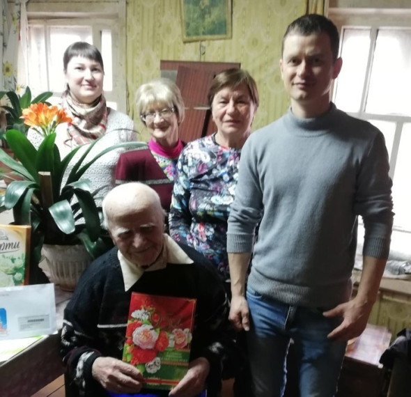 95-летний юбилей отмечает житель пгт Афанасьево   А.Е. Лучников.