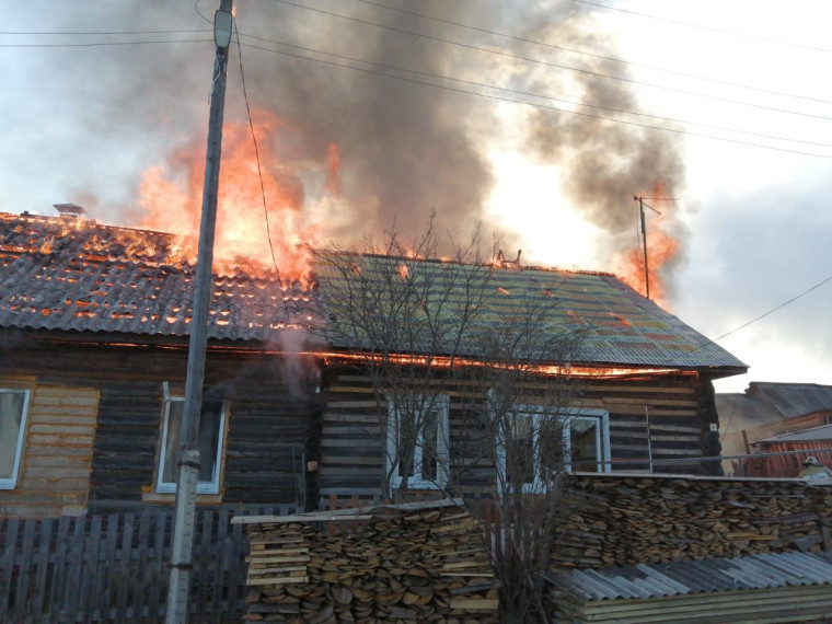 Утренний пожар в райцентре: сгорел двухквартирный дом.