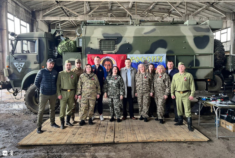 Делегация Кировской области поздравила военнослужащих под Луганском с Днём Победы.