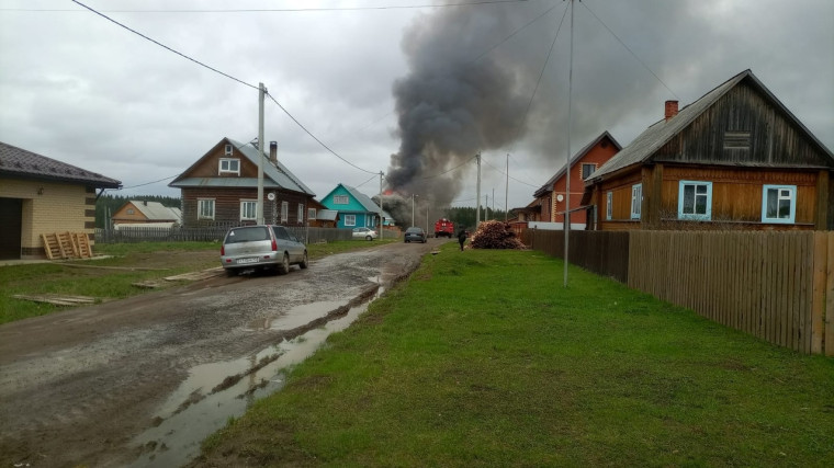 Пожар на ул. Вятская – дом отстояли…. Пожар на ул. Вятская – дом отстояли….