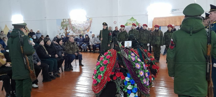 Жители района простились с военнослужащим, погибшим при выполнении специальной военной операции на Украине.