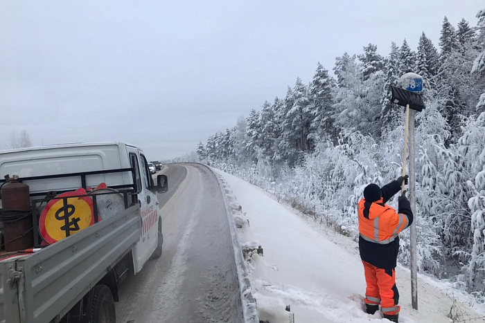 В Кировской области дорожные службы продолжают устранять последствия обильных снегопадов.