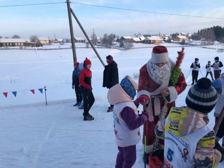 На финише лыжников встречал Дед Мороз….