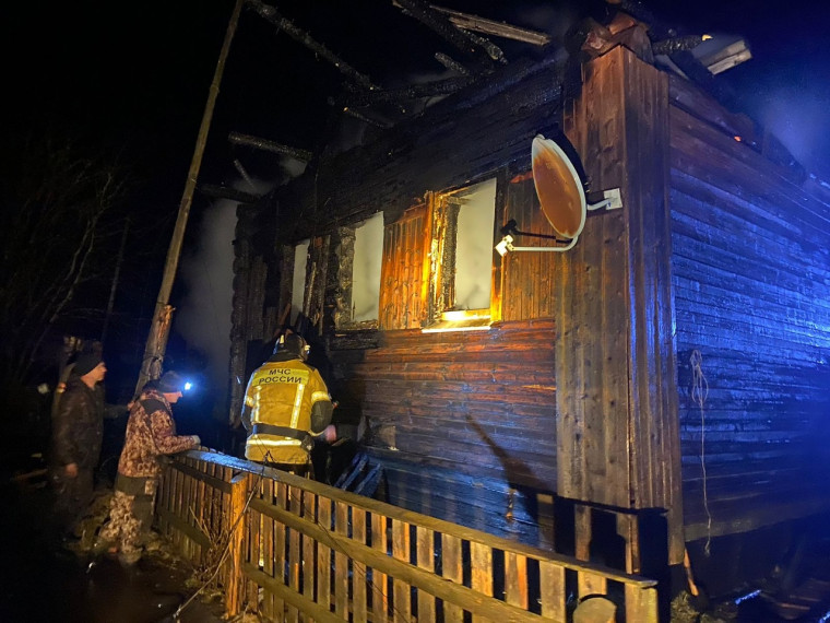 Вечерний пожар: огнем уничтожен жилой дом.