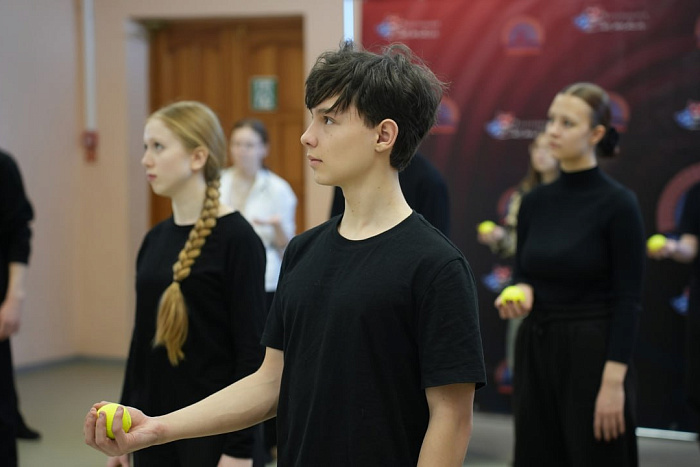 Для молодых актеров прошел мастер-класс по жонглированию.