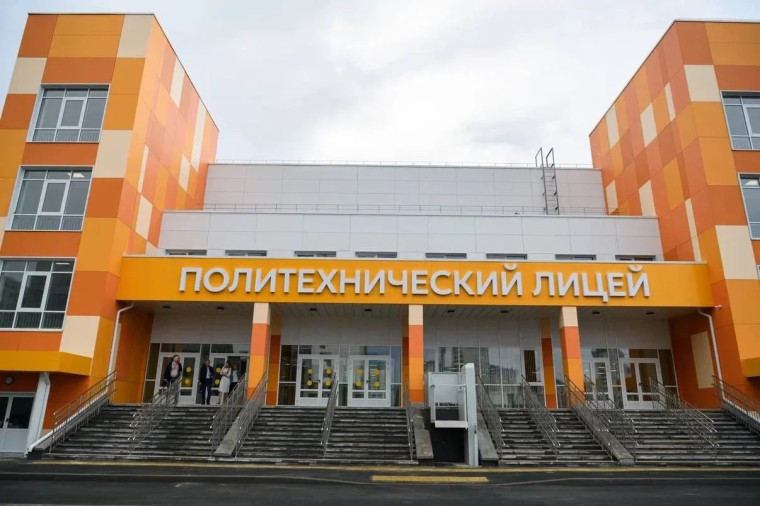 Игорь Комаров посетил в Оренбурге Политехнический лицей, открытый при участии Президента России.