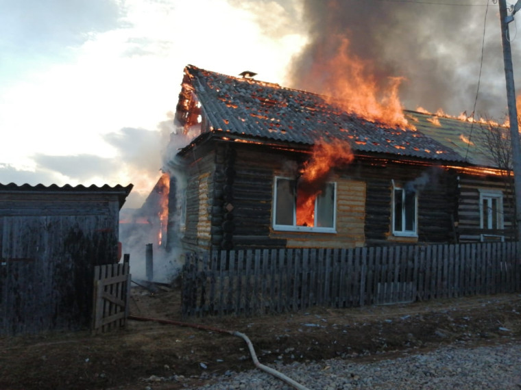 Утренний пожар в райцентре: сгорел двухквартирный дом.