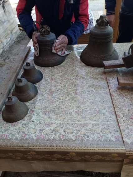 На звонницу храма в пгт Афанасьево подняли колокола.