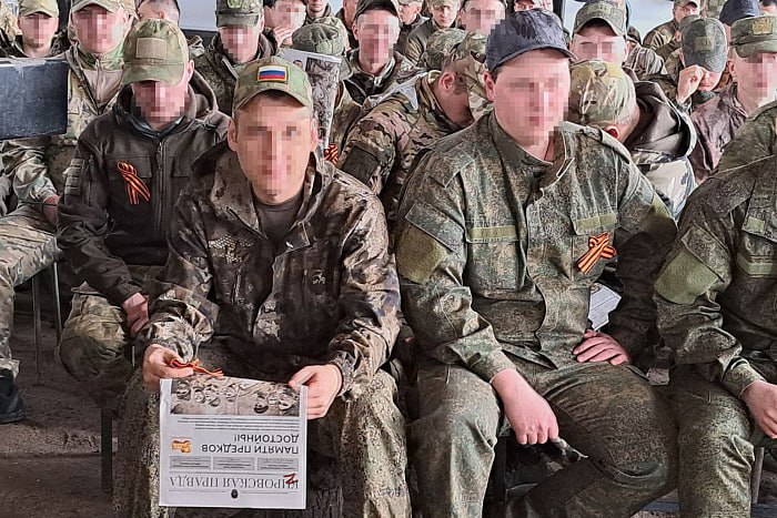 Вятские бойцы в зоне СВО получили спецвыпуск газеты &quot;Кировская правда&quot;.