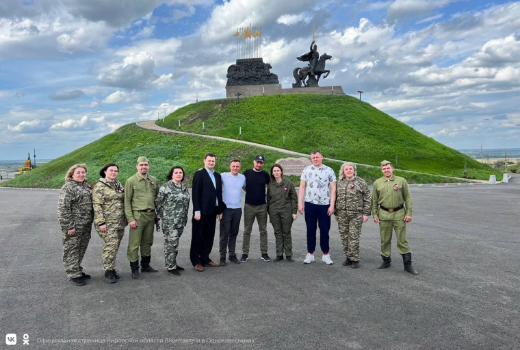 Делегация Кировской области поздравила военнослужащих под Луганском с Днём Победы.