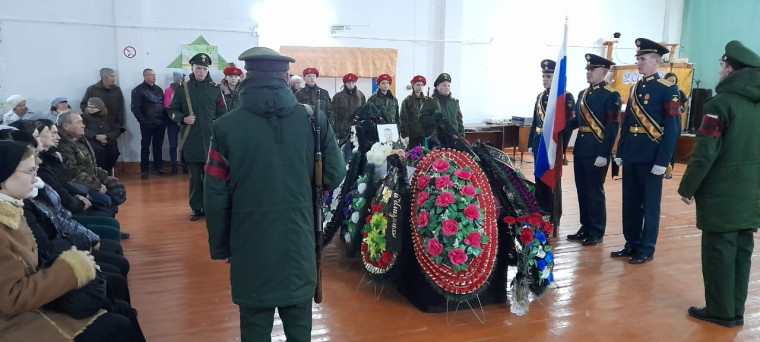 Жители района простились с военнослужащим, погибшим при выполнении специальной военной операции на Украине.