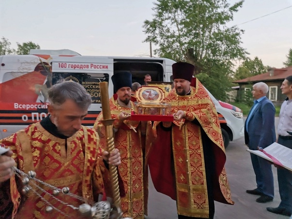 В Омутнинске встречали ковчег с частицей мощей великомученика Георгия Победоносца.