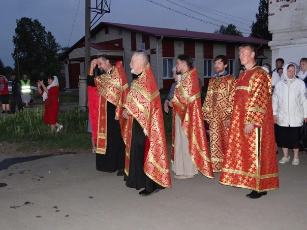 В Омутнинске встречали ковчег с частицей мощей великомученика Георгия Победоносца.