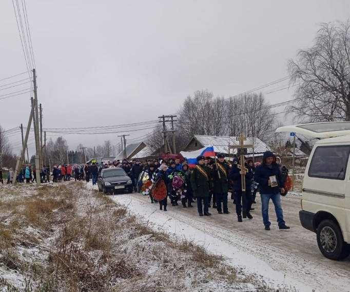 Жители района простились с военнослужащим, погибшим при выполнении СВО на Украине.